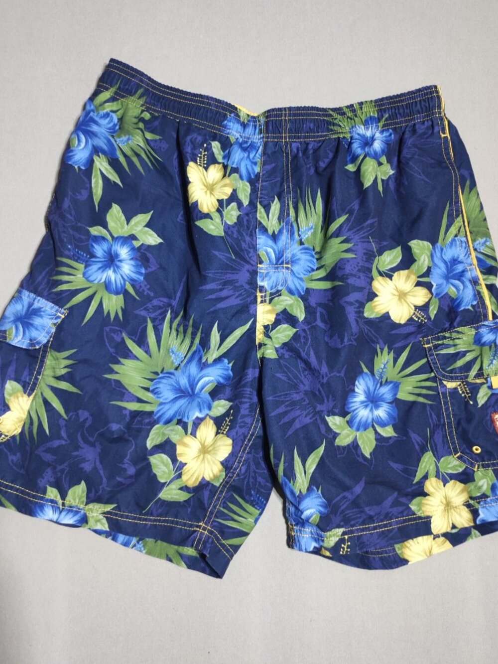 Caribbean Joe swim trunks men's size XL blue with floral decoration